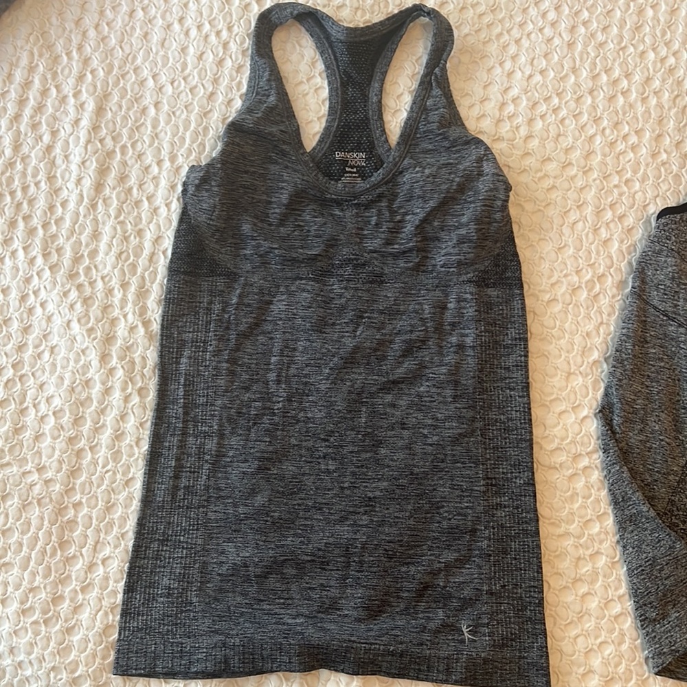 Workout tops - Picture 2 of 4
